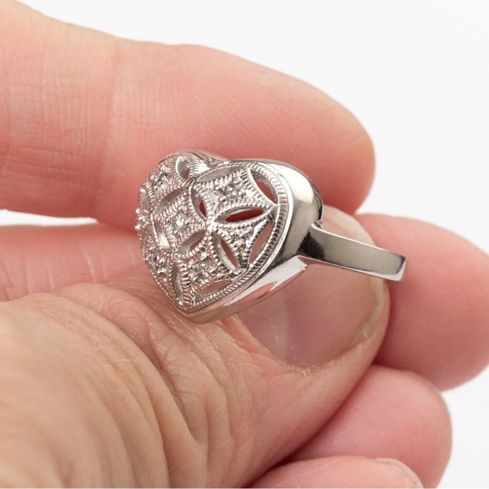 Heart shaped concave ring filigree, etching & small diamonds & sterling silver 8 - Picture 15 of 16